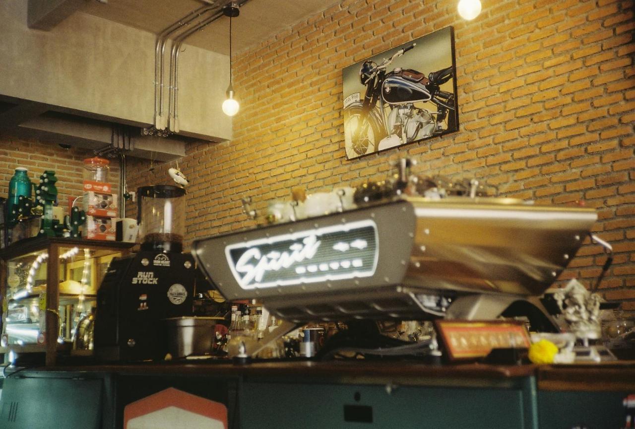 Labkoff Cafe And Hostel 北碧府 外观 照片